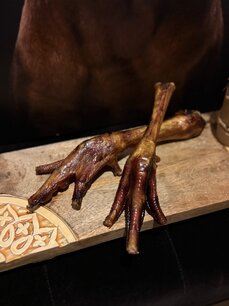 Gedroogde kalkoenpoten.